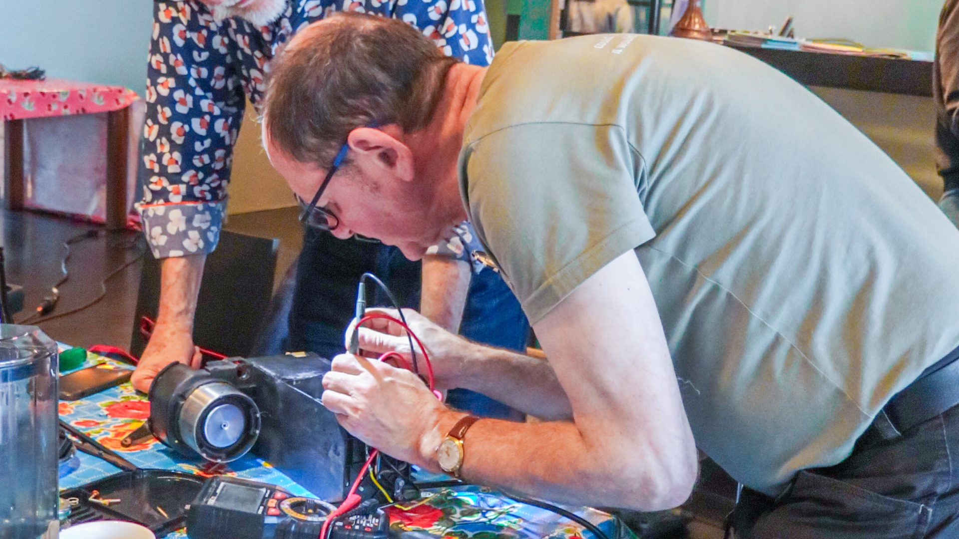 Repair Café au KVS : réparer, jouer et se rencontrer. Vernissage avec VSP. Bienvenue le 21 mai.
