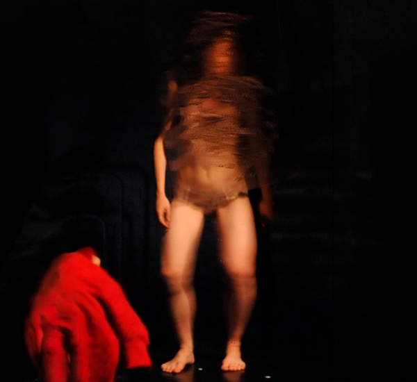 Charlotte Bouckaert fotografeert haar eigen lichaam live en onderzoekt de blik op het vrouwenlichaam.